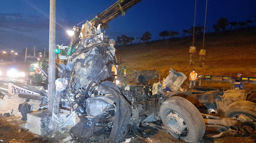 Korkunç kaza! TIR tabela direğine çarptı, sürücü kabini paramparça oldu: 1 ölü