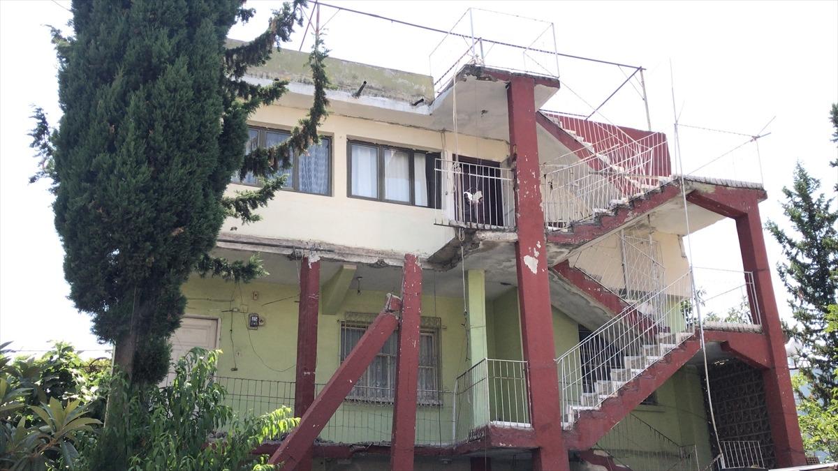 Adana'da tadilat yaptığı evin balkonunun zemini &ccedil;&ouml;ken iş&ccedil;i yaralandı