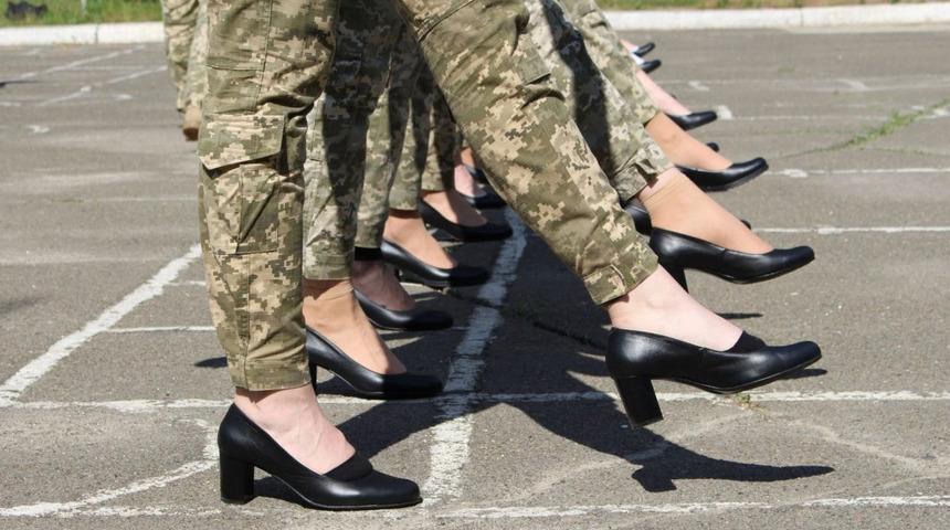 Ukraynalı kadın askerler, geçit töreni provalarına topuklu ayakkabılarla katıldı