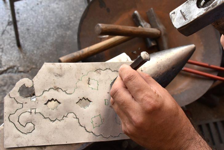 Kemaliye'nin asırlık kültürü kapı tokmakları, 5 kuşaktır aynı ailenin elinde şekilleniyor G1