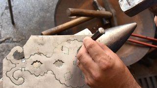 Kemaliye'nin asırlık kültürü kapı tokmakları, 5 kuşaktır aynı ailenin elinde şekilleniyor