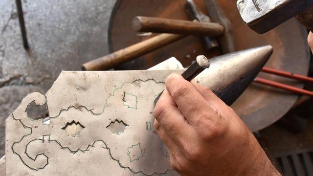 Kemaliye'nin asırlık kültürü kapı tokmakları, 5 kuşaktır aynı ailenin elinde şekilleniyor