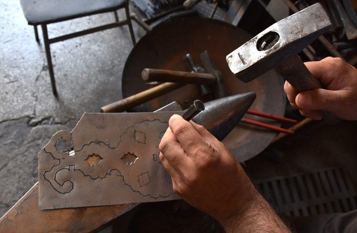 Kemaliye'nin asırlık kültürü kapı tokmakları, 5 kuşaktır aynı ailenin elinde şekilleniyor G2