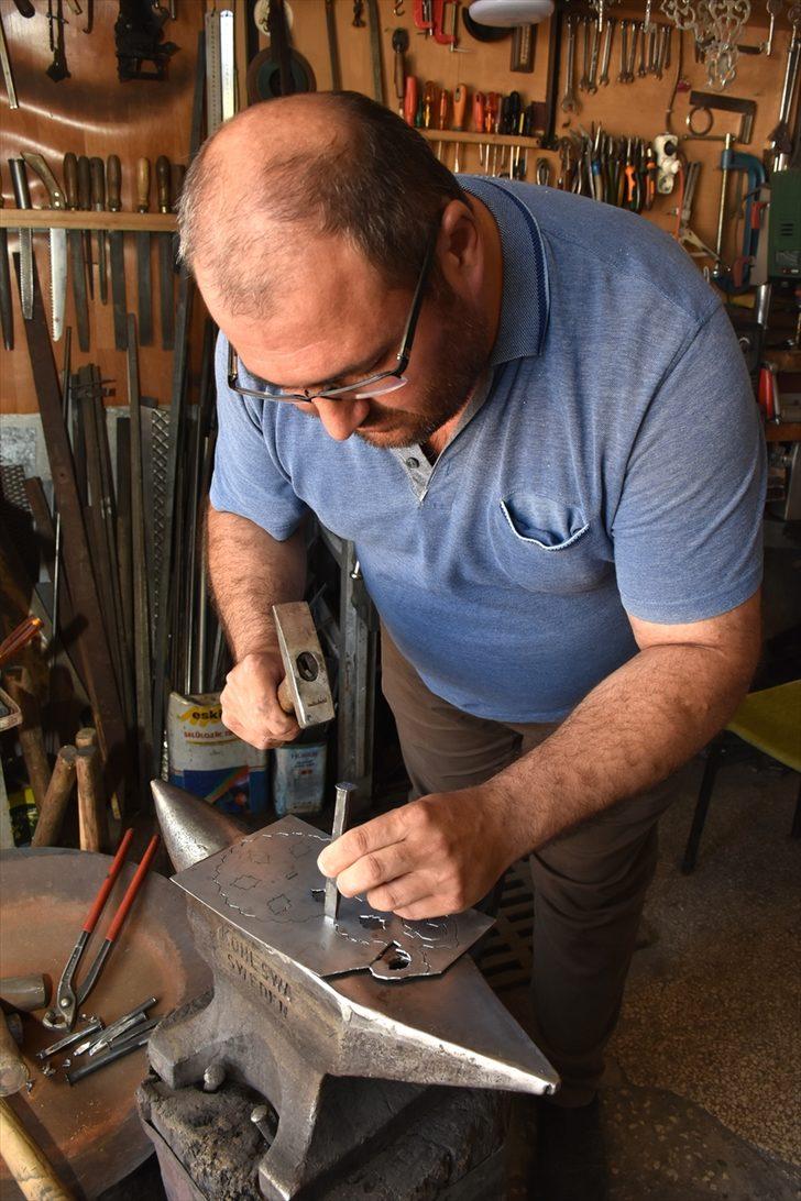 Kemaliye'nin asırlık kültürü kapı tokmakları, 5 kuşaktır aynı ailenin elinde şekilleniyor G3