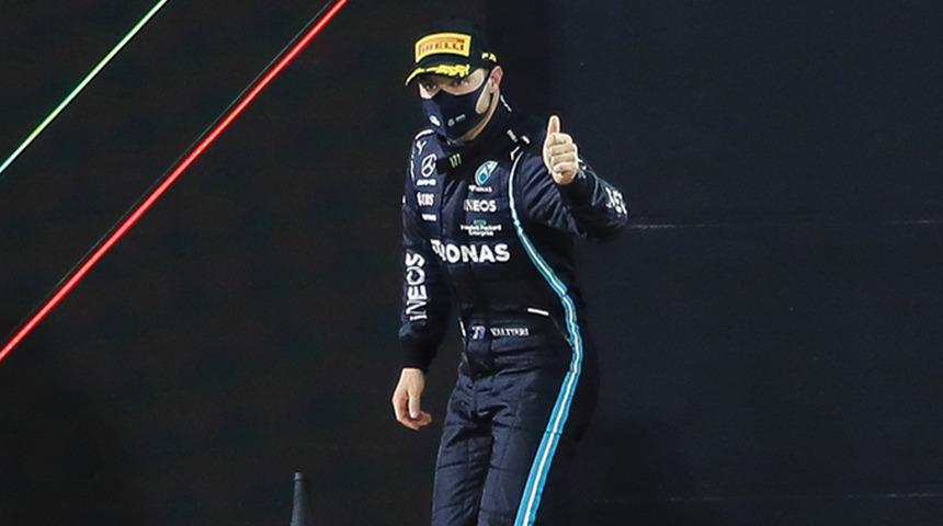 Lewis Hamilton sözleşmesini uzattı