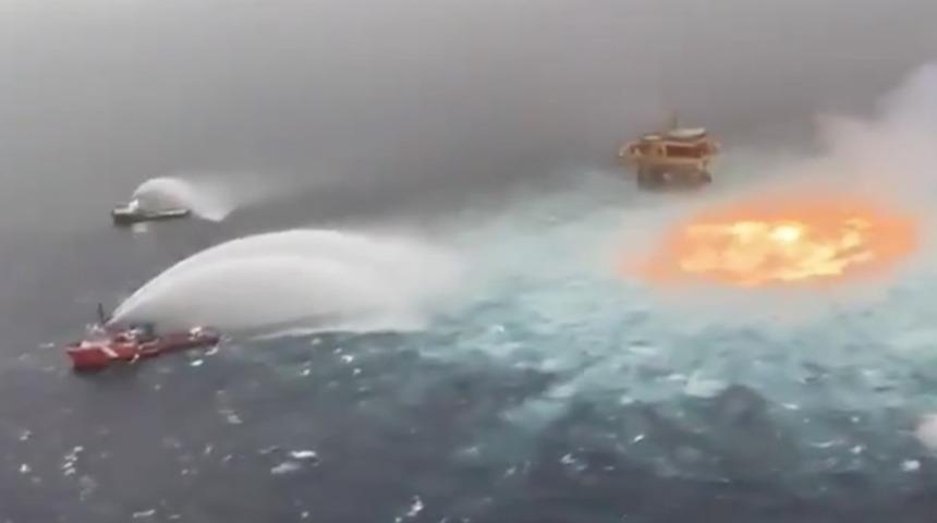 Meksika'da rafineri yakınındaki sızıntı sonucu okyanus y&uuml;zeyi alev aldı, g&ouml;r&uuml;nt&uuml; milyonlarca kez izlendi