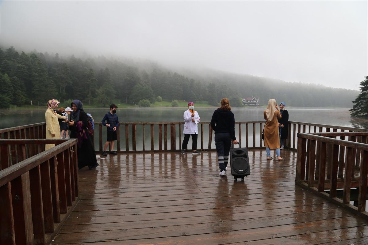 Bolu'da g&ouml;revli hemşire, G&ouml;lc&uuml;k Tabiat Parkı'nda hoparl&ouml;rle "Kovid-19 aşısı" &ccedil;ağrısı yaptı