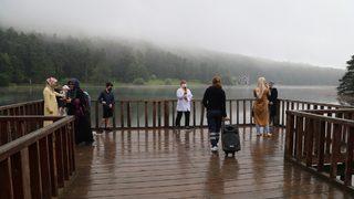 Bolu'da görevli hemşire, Gölcük Tabiat Parkı'nda hoparlörle Kovid-19 aşısı çağrısı yaptı