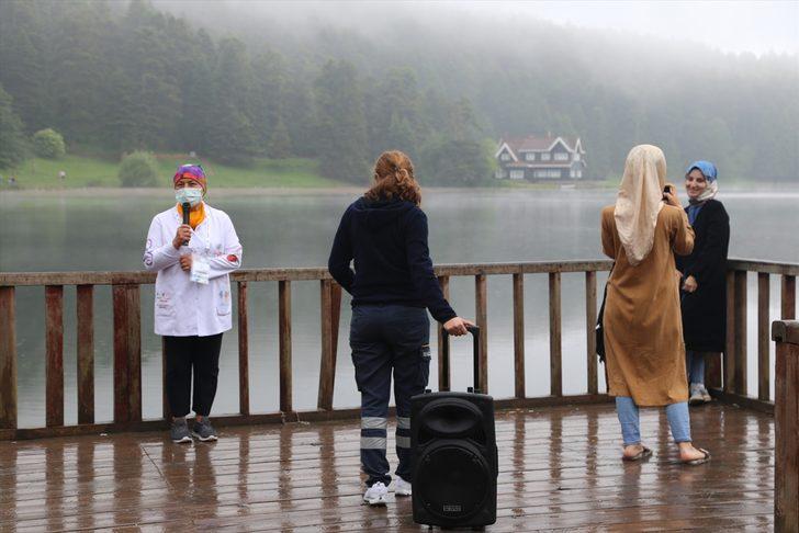 Bolu'da görevli hemşire, Gölcük Tabiat Parkı'nda hoparlörle "Kovid-19 aşısı" çağrısı yaptı G2