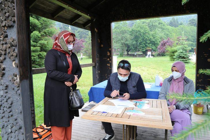 Bolu'da görevli hemşire, Gölcük Tabiat Parkı'nda hoparlörle "Kovid-19 aşısı" çağrısı yaptı G3