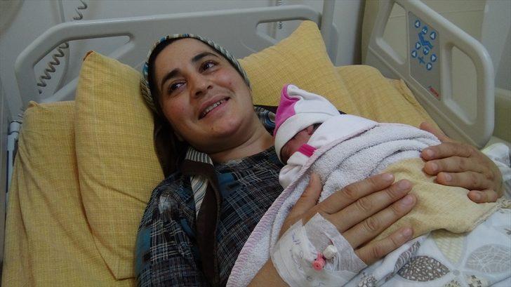 Afyonkarahisar'da 112 ekibi, hamile kadınının doğumunu ambulansta yaptırdı G2