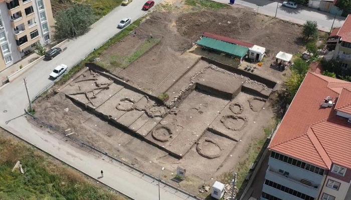 Yer: Bilecik! Apartman bahçesinde 8 bin 500 yıllık 11 insan iskeleti bulundu