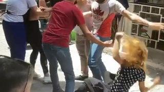 Genç kızlar birbirine girdi: Esnaf zorlukla ayırdı