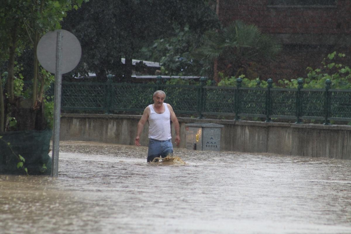 G&Uuml;NCELLEME 2 - D&uuml;zce'de sağanak su baskınlarına neden oldu
