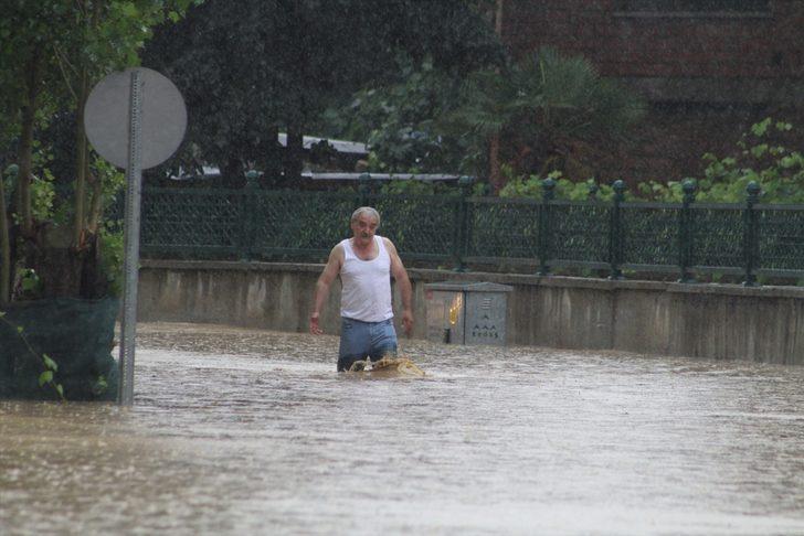 GÜNCELLEME 2 - Düzce'de sağanak su baskınlarına neden oldu G1