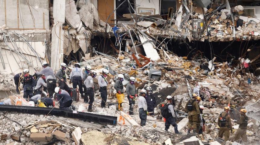 Miami'de &ccedil;&ouml;ken 12 katlı bina: Bir itfaiyeci &ccedil;ocuğunun cesedini &ccedil;ıkardı