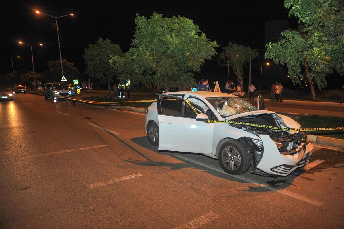 Antalya'da otomobil ile elektrikli bisiklet &ccedil;arpıştı: 2 &ouml;l&uuml;
