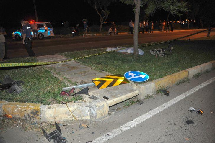 Antalya'da otomobil ile elektrikli bisiklet çarpıştı: 2 ölü G2