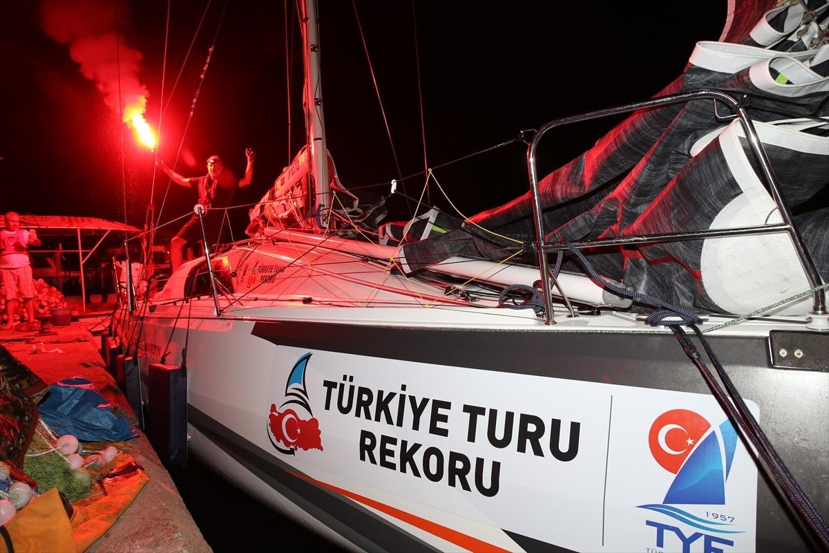D&ouml;rt denizi ge&ccedil;en yelken sporcusu Tolga Pamir, İskenderun&rsquo;a ulaştı