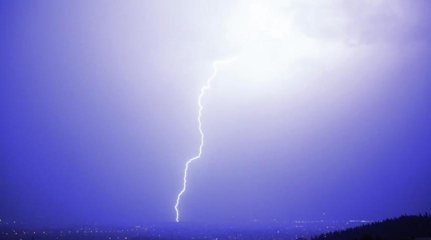 Kocaeli’nde şimşekler geceyi aydınlattı