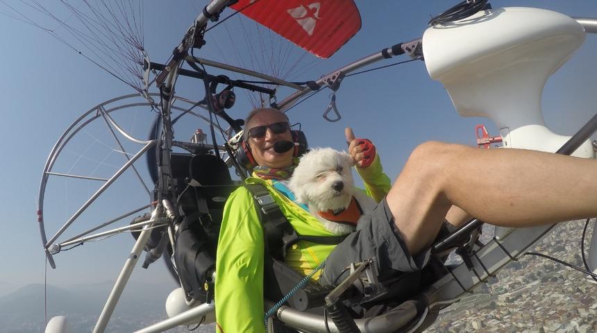 Yok b&ouml;yle kutlama! K&ouml;peğini doğum g&uuml;n&uuml;nde g&ouml;ky&uuml;z&uuml;ne u&ccedil;urdu