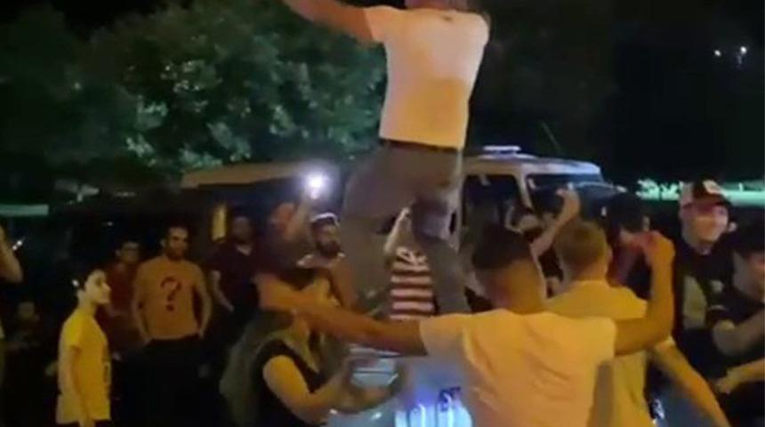 Yolu kapatıp çöp kutusunda dans ettiler!