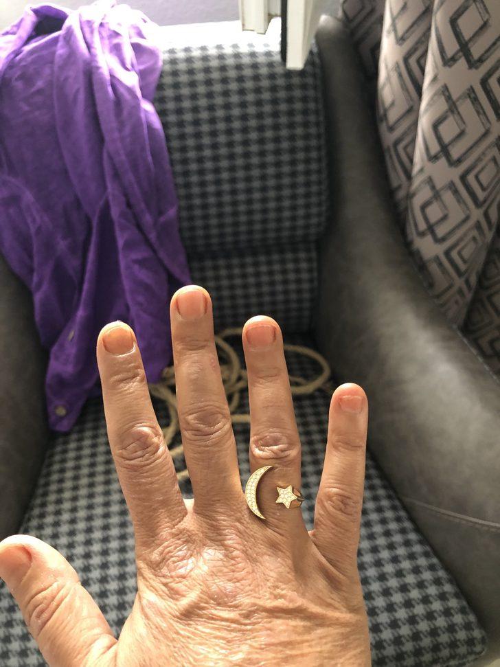 Yıldız Tilbe ay- yıldızlı yüzüğünü paylaştı takipçileri tırnaklarına takıldı: "Tırnaklarımı yemiyorum zaten yarım akıllıyım"  G2