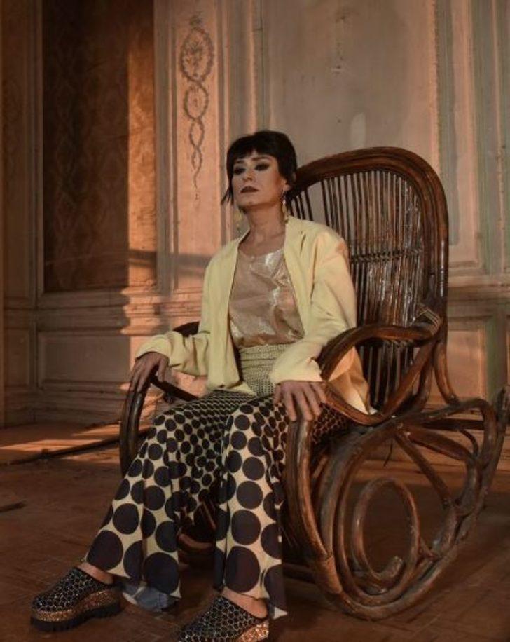 Yıldız Tilbe ay- yıldızlı yüzüğünü paylaştı takipçileri tırnaklarına takıldı: "Tırnaklarımı yemiyorum zaten yarım akıllıyım"  G5