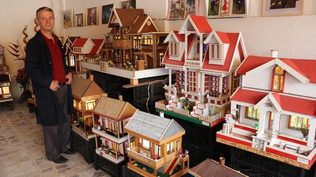Çocukluk özlemini atık malzemelerden yaptığı ahşap evlerle gideriyor