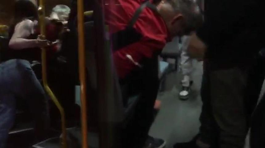 Kocaeli'nde iğrenç olay! Arkadaşlarını çağırıp otobüste dövdüler