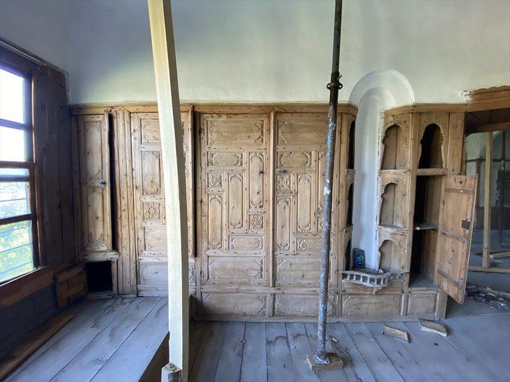 Serdengeçti'ye ait tarihi konağın restorasyonunda bulunan belgeler koruma altına alındı G1