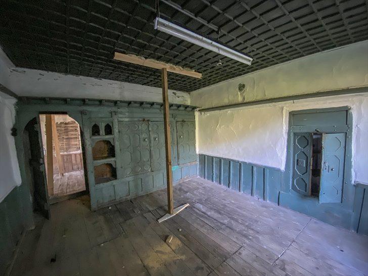 Serdengeçti'ye ait tarihi konağın restorasyonunda bulunan belgeler koruma altına alındı G2