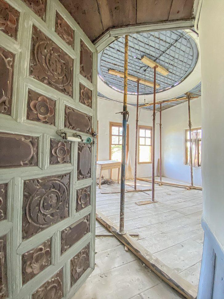 Serdengeçti'ye ait tarihi konağın restorasyonunda bulunan belgeler koruma altına alındı G3