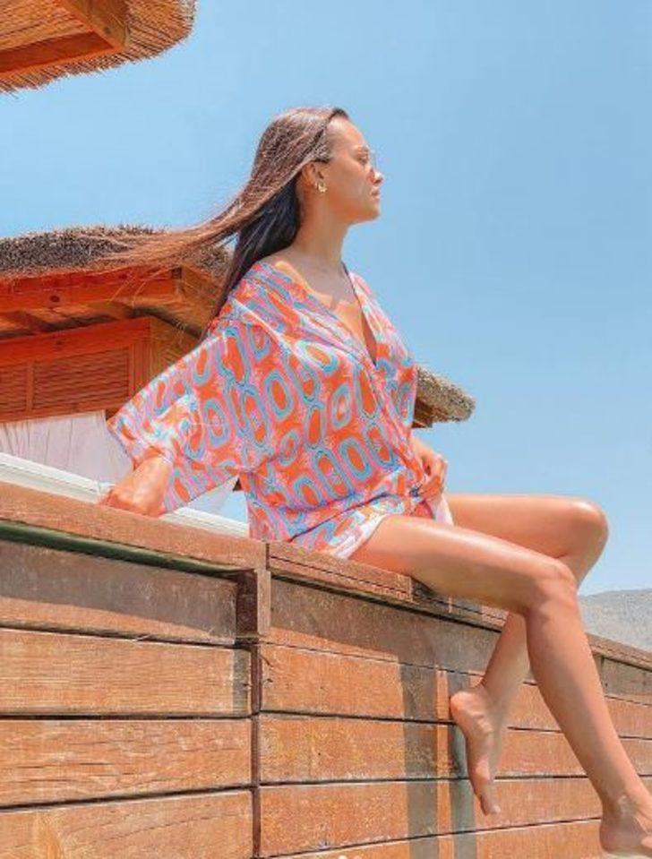 Hande Soral eşi ve kardeşiyle tatilin tadını çıkarıyor: Önce masaj yaptırdı, sonra elleriyle yemek yedirdi! G1