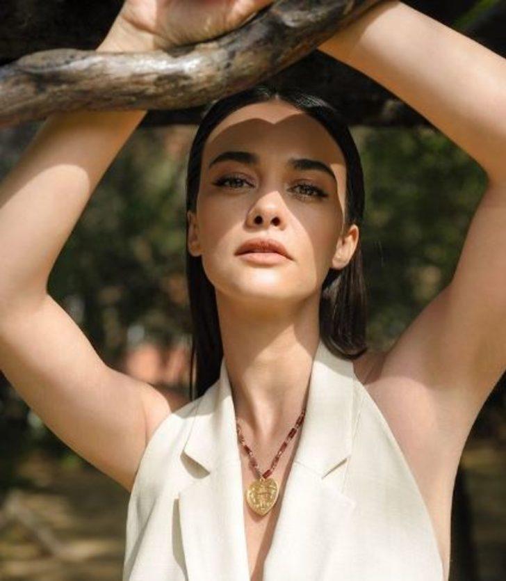 Hande Soral eşi ve kardeşiyle tatilin tadını çıkarıyor: Önce masaj yaptırdı, sonra elleriyle yemek yedirdi! G2