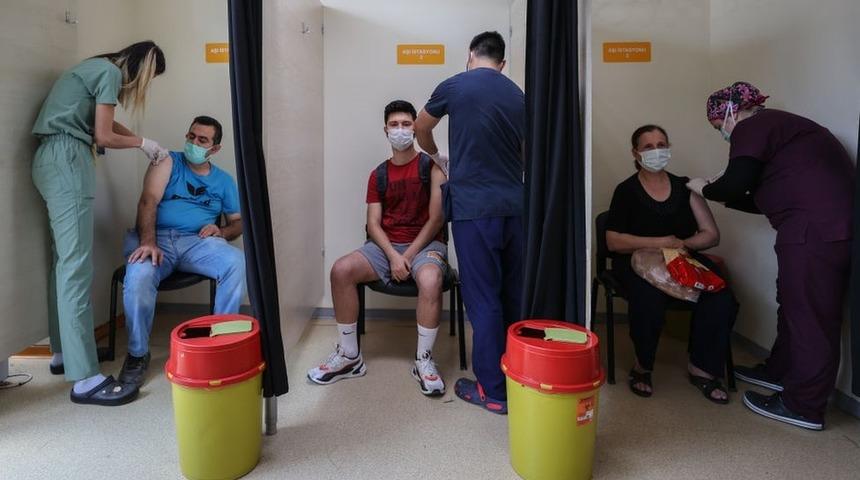 Covid: Sağlık Bakanlığı, hastalığı ge&ccedil;irenlere BioNTech aşısını tek doz uygulama kararı aldı