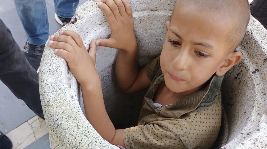 Beton çöp kovasına sıkışan çocuk, 1 saatte kurtarıldı