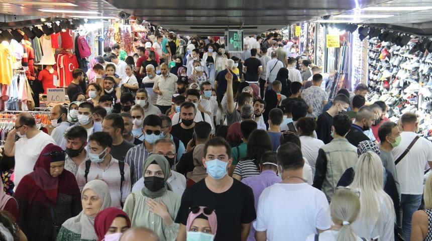 Eminönü'nde 'iğne atsan yere düşmez' dedirten görüntü!