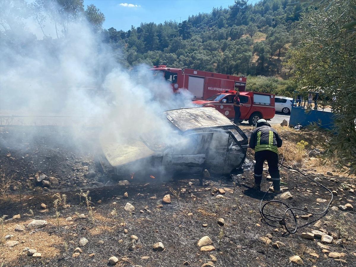 Muğla'da alev alan 2 ara&ccedil; kullanılamaz hale geldi
