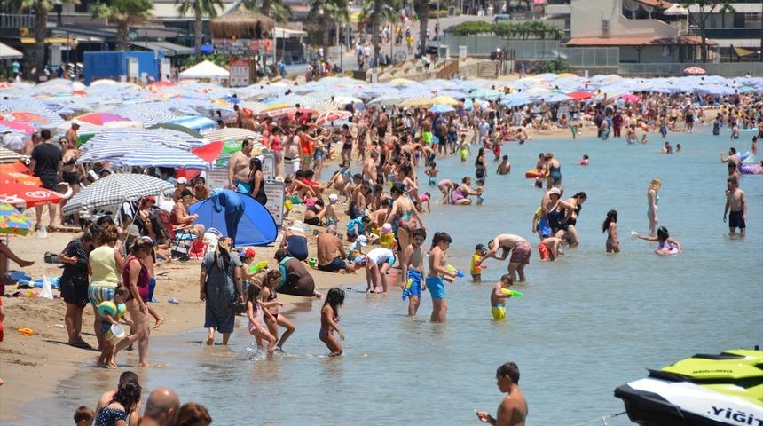 Ege sahilleri doldu taştı! Plajda endişelendiren yoğunluk