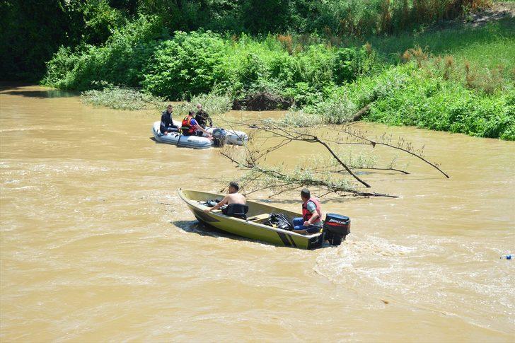 Sakarya Nehri'nde kaybolan genci arama çalışmaları sürüyor G3
