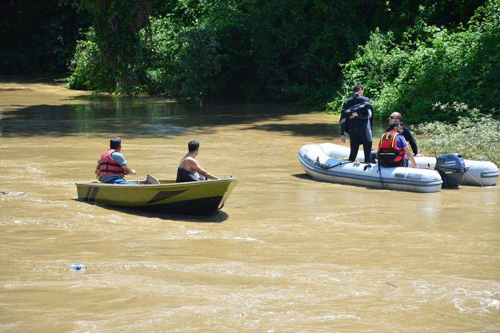 Sakarya Nehri'nde kaybolan genci arama çalışmaları sürüyor G5