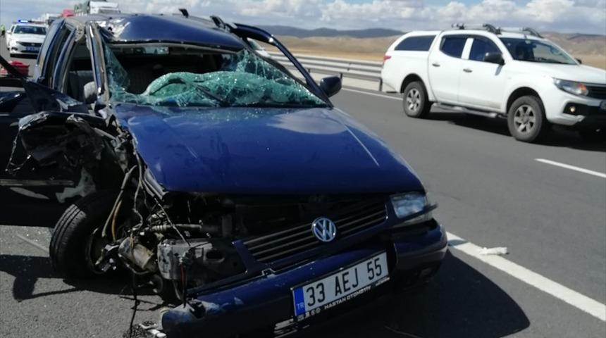 Aksaray'da otomobil tıra çarptı: 6 yaralı