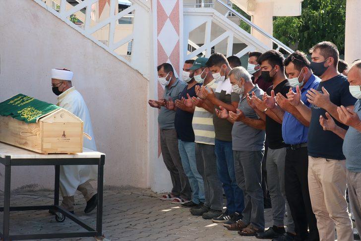 İzmir'de bıçaklanarak öldürülen 3 çocuk annesi kadının cenazesi toprağa verildi G1