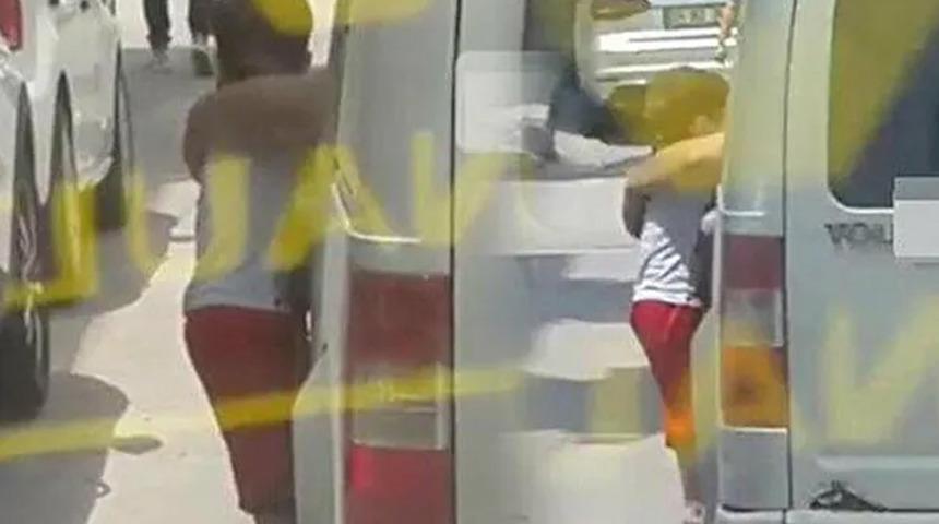 Trafikte dehşete düşüren anlar! 3 yaşındaki çocuğa, babasından 'yaramazlık' cezası