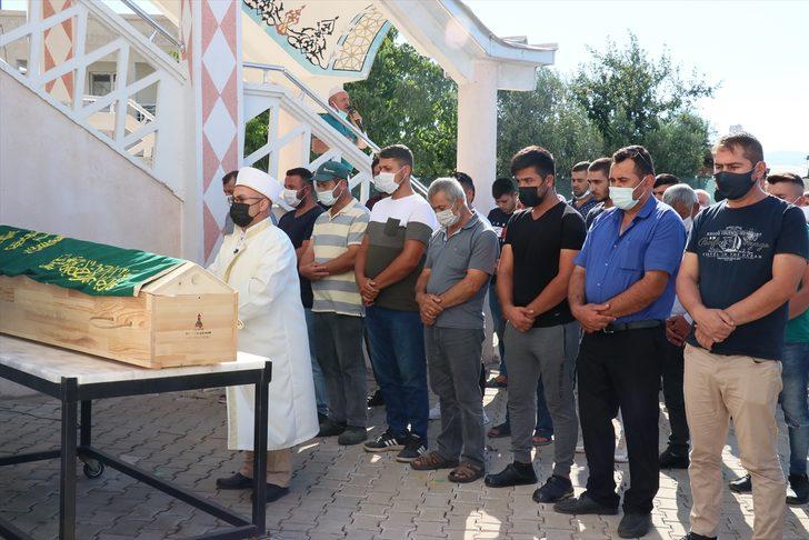 İzmir'de bıçaklanarak öldürülen 3 çocuk annesi kadının cenazesi toprağa verildi G2