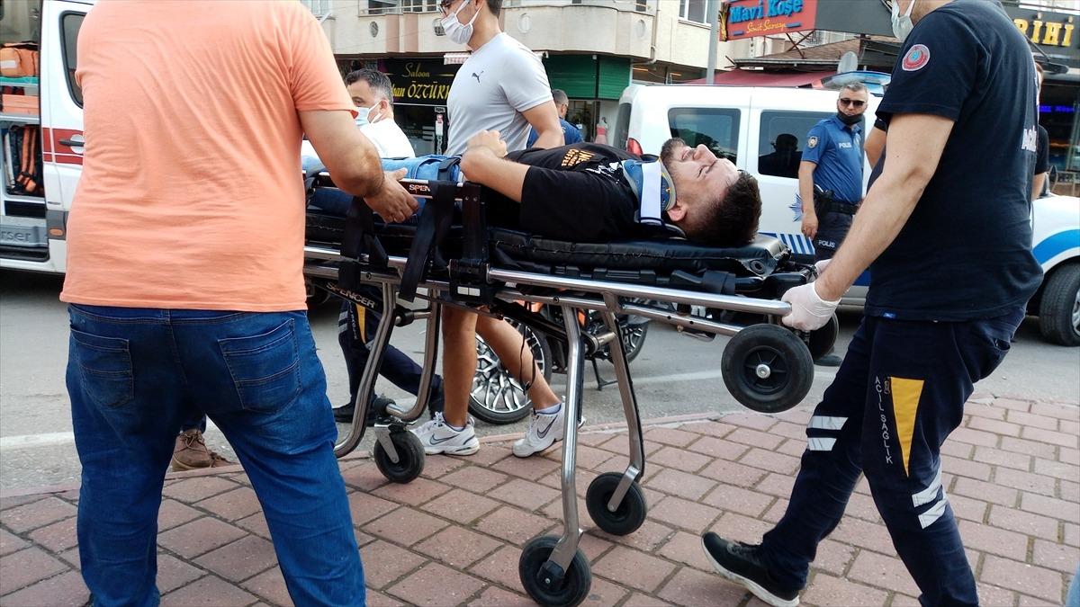 Adana'da otomobil ile kamyonet &ccedil;arpıştı: 2 yaralı