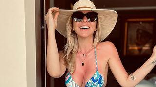 Tatile çıkan Hadise mavi bikinisiyle poz verdi! Paylaşımına beğeni yağdı