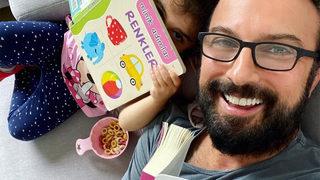 Tarkan kızı Liya ile fotoğrafını paylaştı: Baba kız kitap okuduk bugün