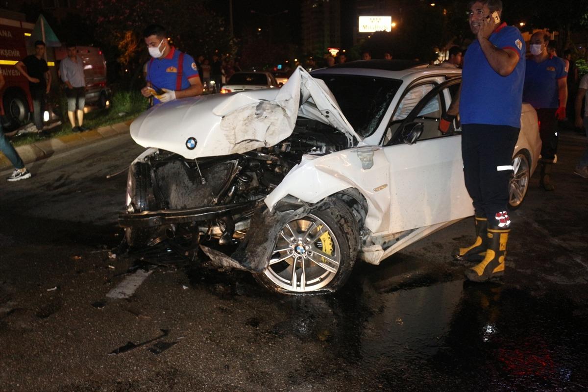 Adana'da kazada otomobilde sıkışan s&uuml;r&uuml;c&uuml; ile hamile eşi itfaiye ekiplerince kurtarıldı